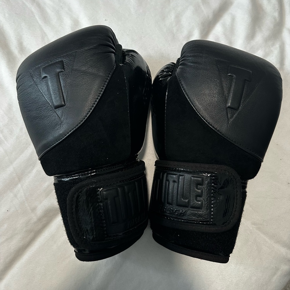 TITLE Black Blitz Bag Gloves NWT